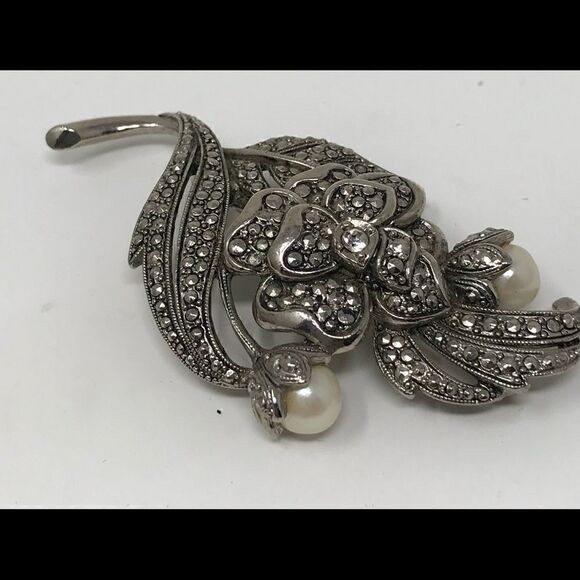 Kenneth J Lane for Avon, flower brooch - Picture 2 of 5